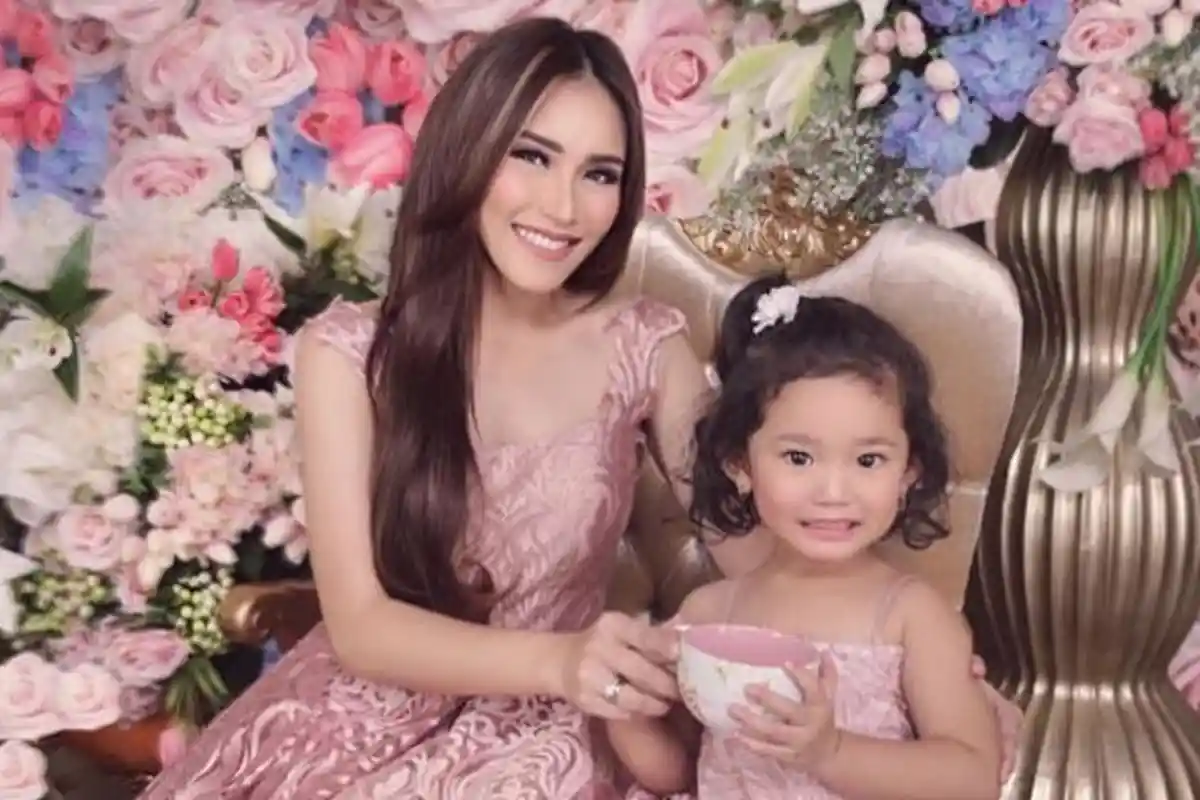 Unggah Foto Anak Pakai Baju Renang, Ayu Ting Ting Semakin Dibully Netizen