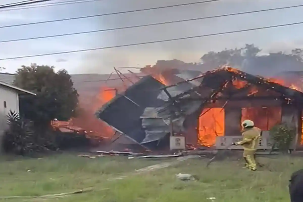 Rumah Warga Tunanetra di Benua Kayong Ludes Terbakar, Petugas Damkar Berjuang Padamkan Api