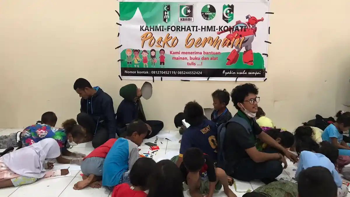 Hilangkan Trauma, Puluhan Kader HMI dan Alumni Buka Posko Bermain di Tenda Pengungsian