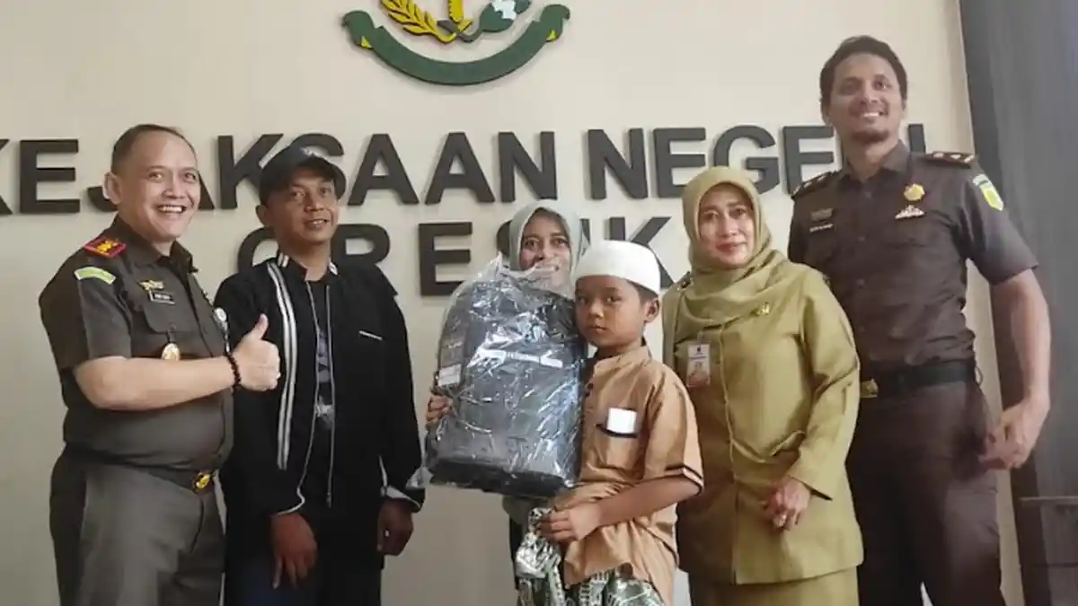 Peringati Hari Bhakti Adhyaksa ke-63, Kejari Gresik Gelar Bakti Sosial bagi Masyarakat Sekitar