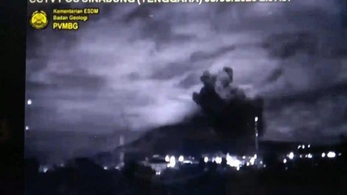 Gunung Sinabung di Sumut Meletus, Semburkan Kolom Abu Setinggi 5 Km