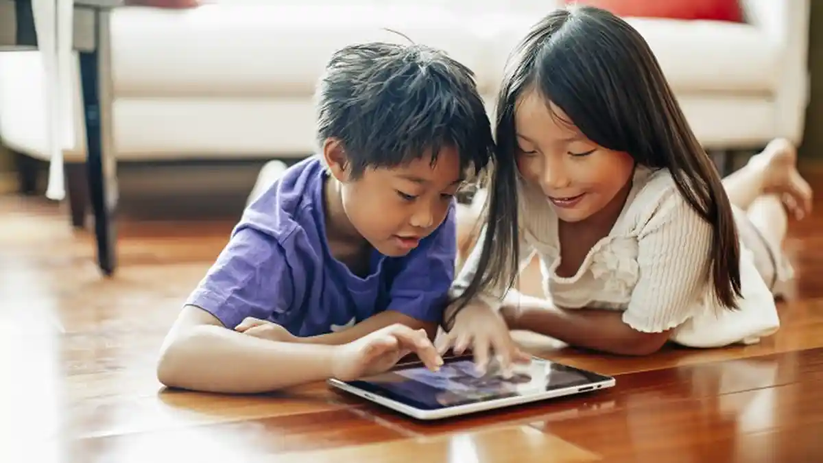 Benarkah Terlalu Sering Pakai Gadget Bikin Anak Suka Bohong?