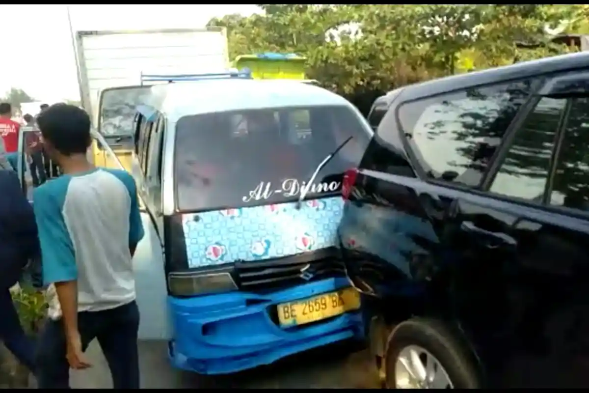 BREAKING NEWS - Tabrakan Beruntun di ByPass, Bermula dari Mobil Kijang Innova yang Hendak Masuk Gang