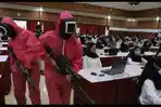pasukan-pink-squid-game-bawa-laras-panjang-muncul-di-area-kampus-di-surabaya.jpg