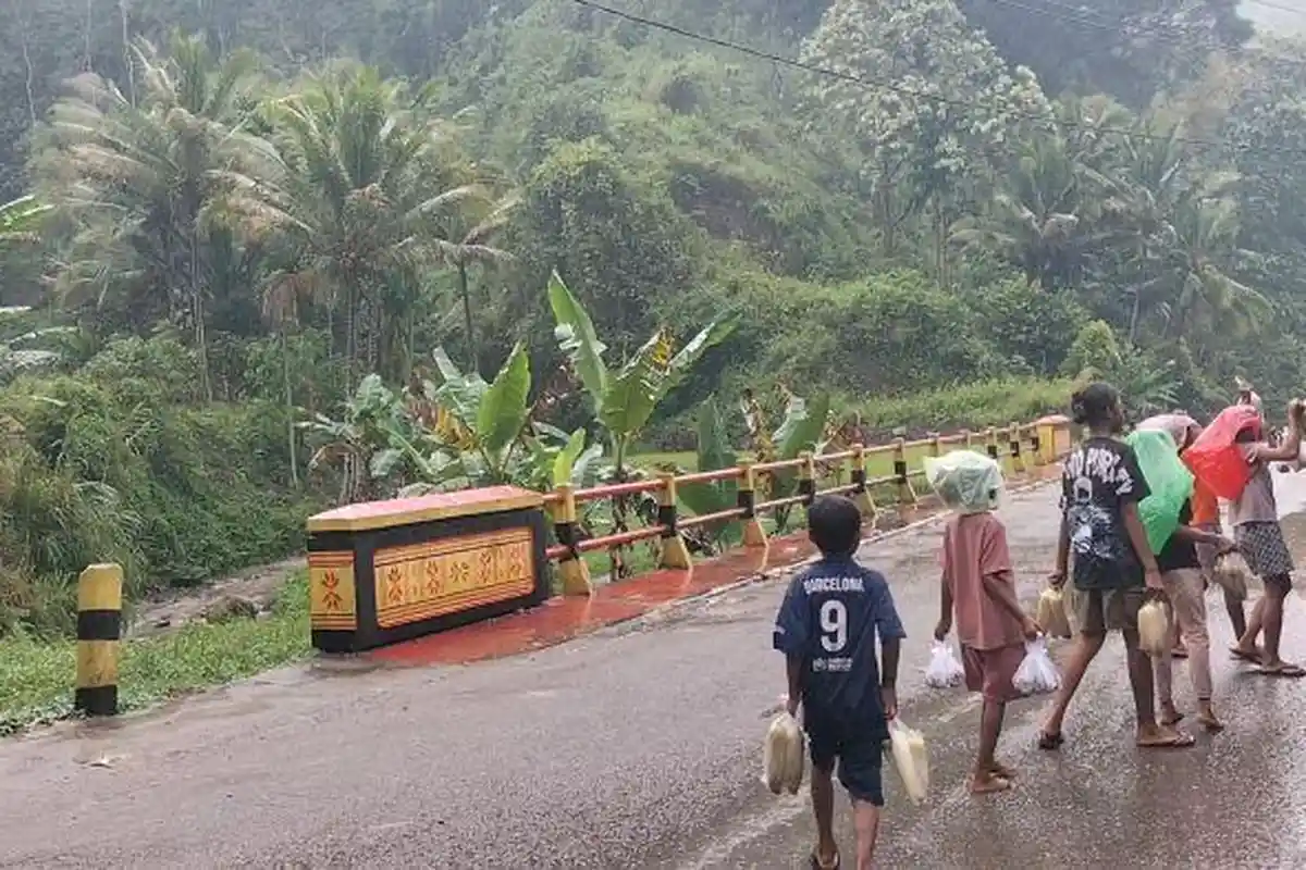 Ketika Anak-Anak Dile Mencari Rejeki di Lokasi Proyek Longsor di Ende 