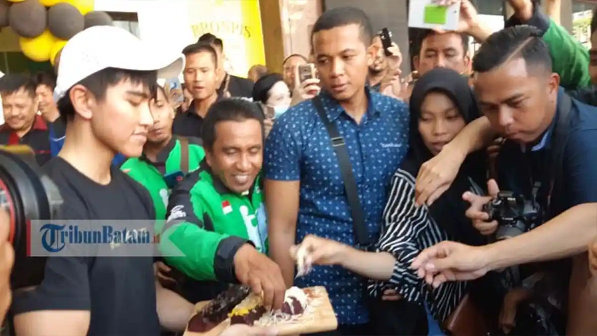 Warga Berebut Brownies yang Dibagikan Kaesang, Outlet Sang Pisang Resmi Dibuka