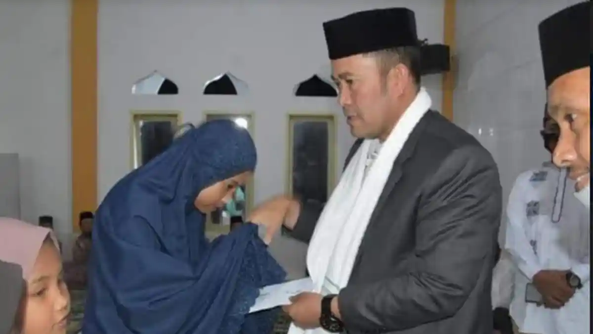 Sekda Santuni Anak Yatim dalam Safari Ramadhan di Masjid Ridha Simpang Lancang Bener Meriah