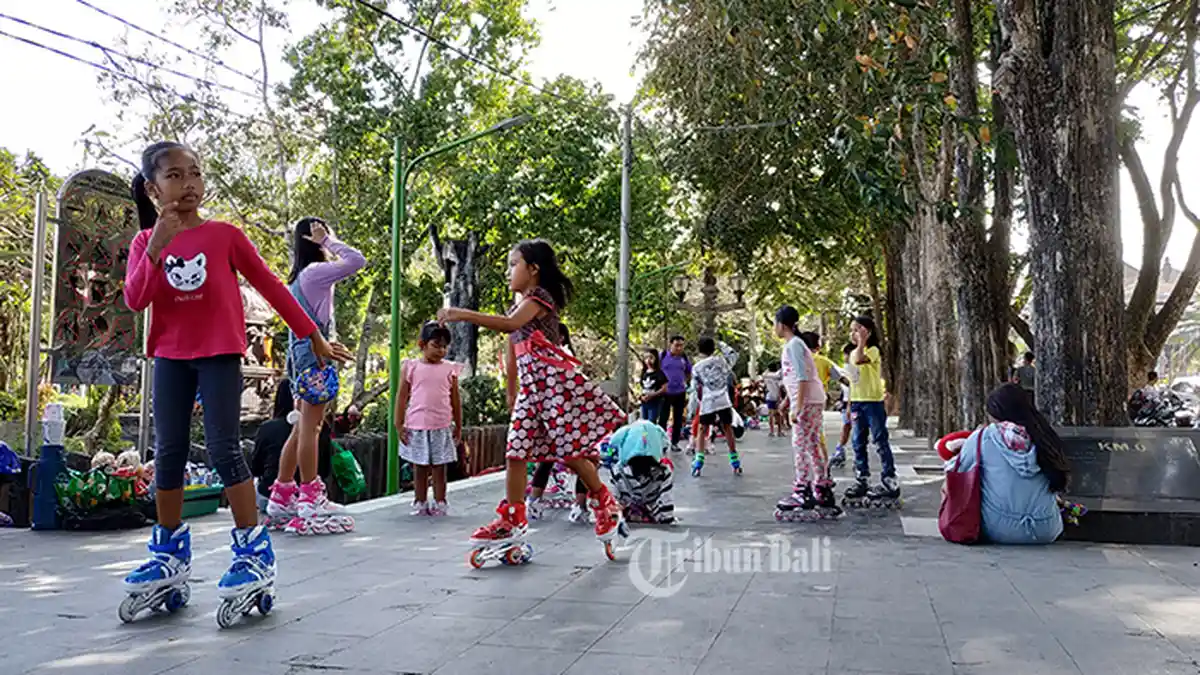RESMI, Warga Dilarang Bermain Sepatu Roda dan Skateboard di Lapangan Puputan Badung