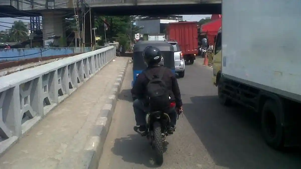 11.31 WIB Jalan Teluk Gong Raya Padat Merayap