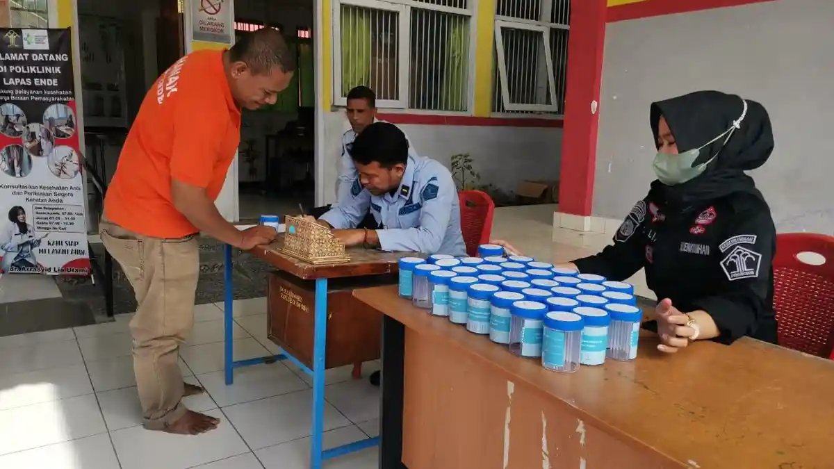 Pastikan Bersih dari Narkoba, Lapas Ende Tes Urine Bagi Warga Binaan