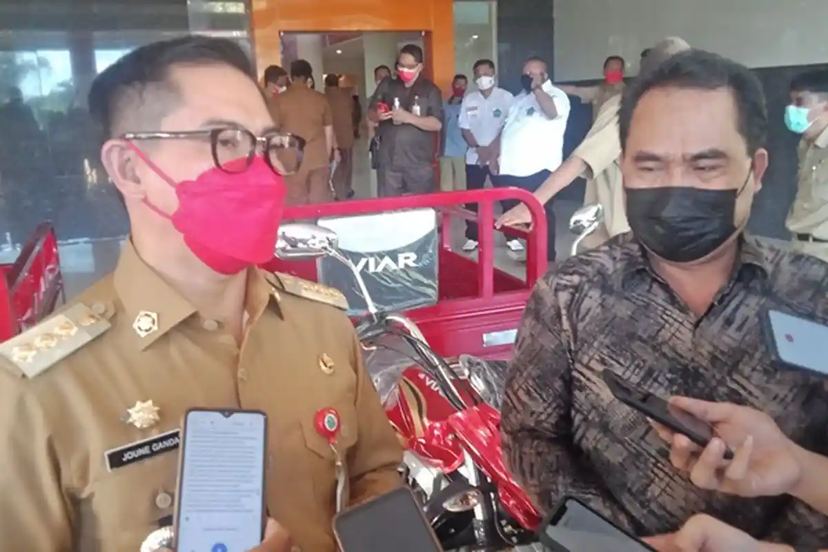 Bupati Minut Joune Ganda Ngantor di Desa, Warga Senang, Kepala Desa Dag Dig Dug