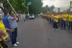 siswa-guru-dan-karyawan-sma-dan-smk-katolik-syuradikara-ende-lakukan-plogging.jpg