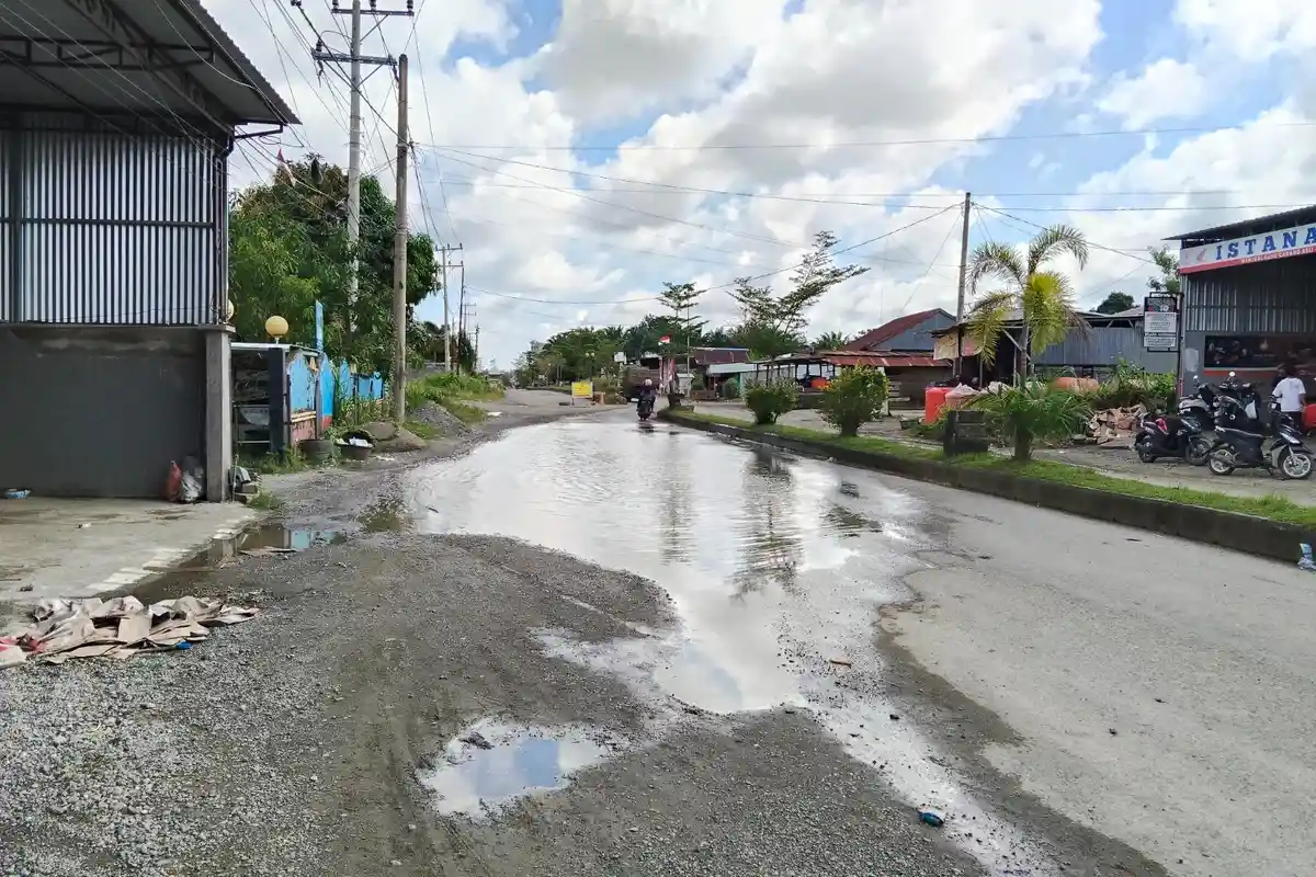 Drainase Buntu, Jalan Utama di Kecamatan Tobadak Mateng Tergenang, Bikin Kesal Pengendara
