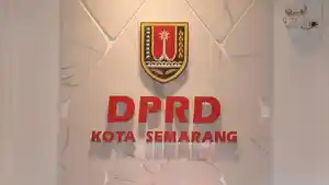 Dprd-kota-Semarang-kantor.jpg