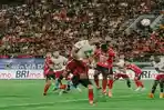 Bek-PSM-Makassar-Yuran-Fernandes-menyundul-bola-saat-lawan-Bali-United.jpg