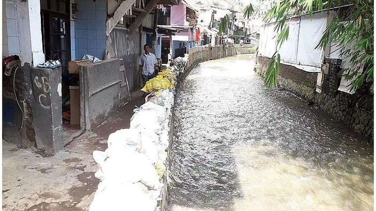 Tembok Pembatas Sungai Cipaganti Kota Bandung Roboh, Timpa Warga