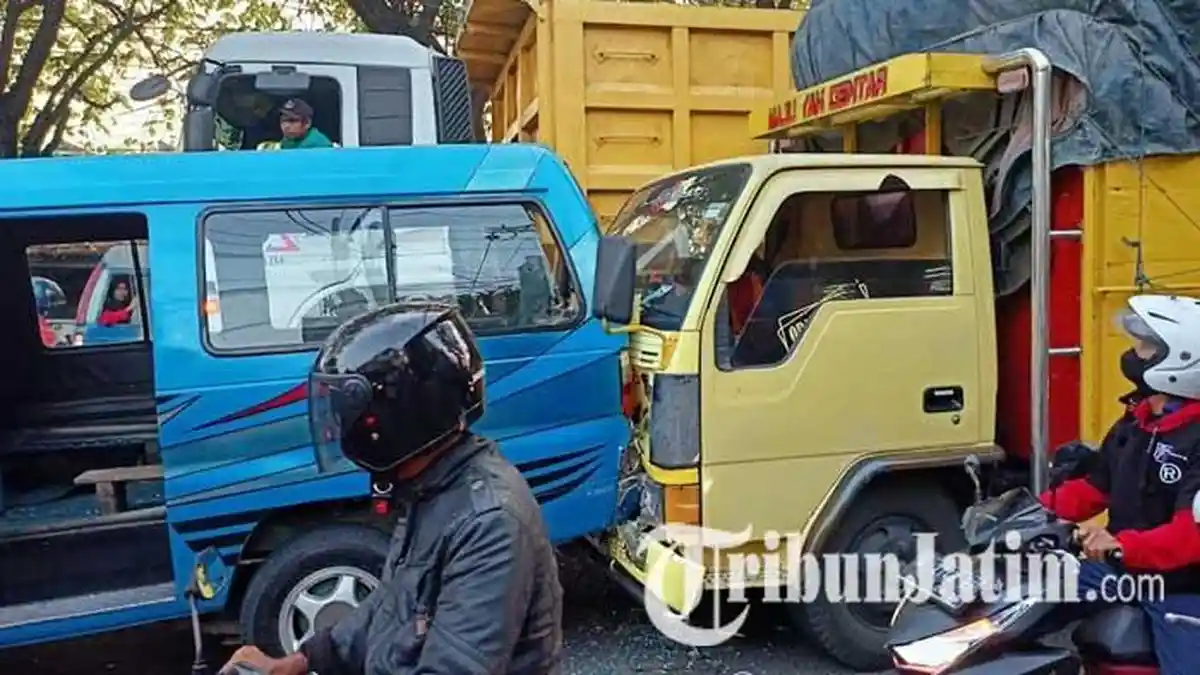 Kecelakaan Beruntun di Gresik, Mobil Angkot Terjepit di Antara Dua Truk, Begini Kondisi Sopir