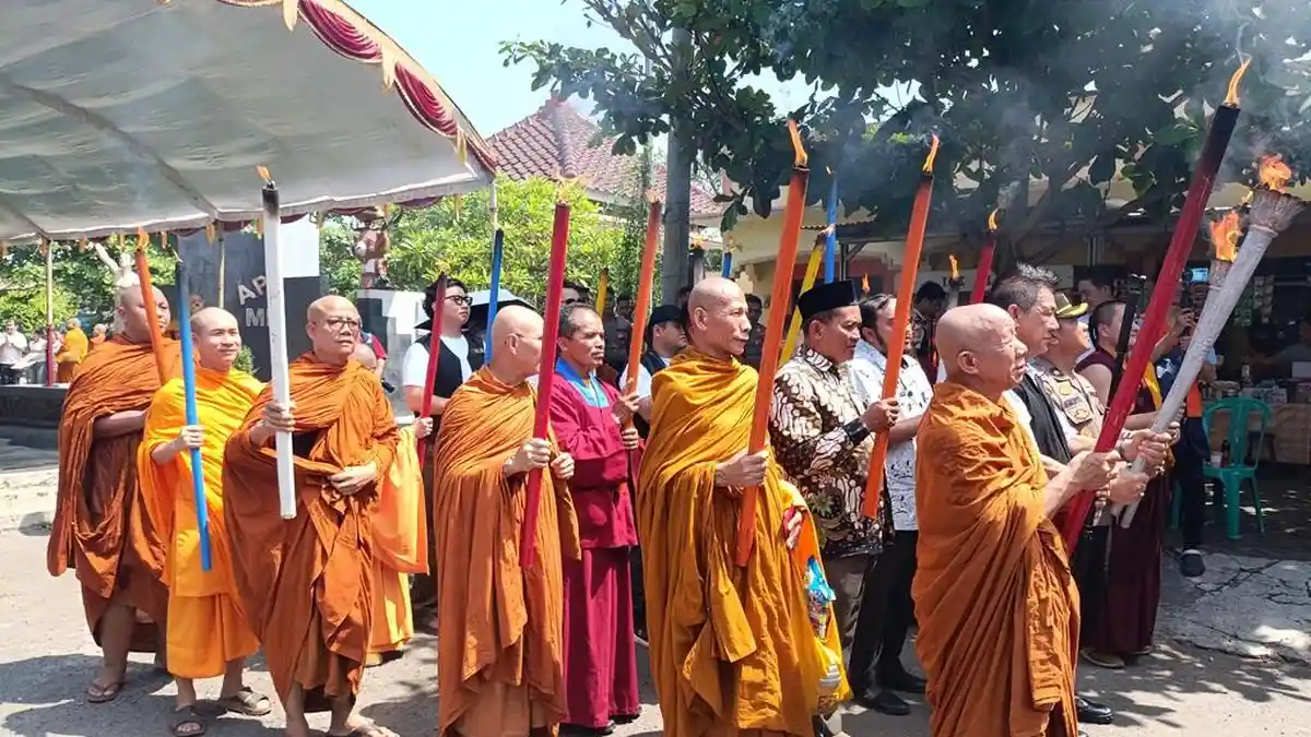 Dari Mrapen Grobogan ke Borobudur, Inilah Perjalanan Suci Api Dharma Waisak