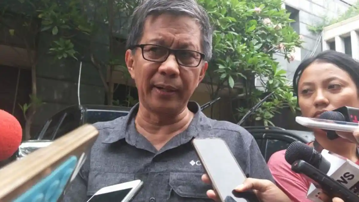 Rocky Gerung Datangi Rumah Novel Baswedan Beri Dukungan