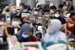 Penumpang Kereta Api di Stasiun Pasar Senen saat Libur Paskah