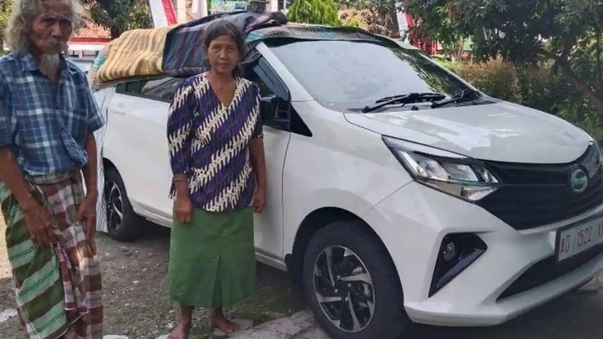 Sempat Dikira Pengemis, Seorang Kakek Bawa Karung Berisi Uang Ratusan Juta