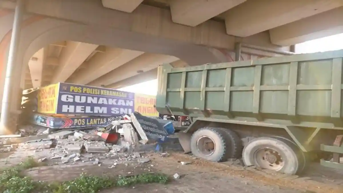 Truk Tronton Hantam Pos Polisi di Palembang, Beruntung Petugas Sedang Tak Berada di Pos