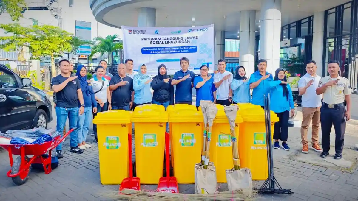 Cegah Banjir, Pelindo Ambon Gandeng Warga Bersihkan Selokan di Jalan Yos Sudarso 