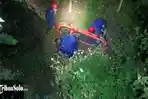 Tim-Damkar-Boyolali-mengevakuasi-korban-kecelakaan-dari-jurang.jpg
