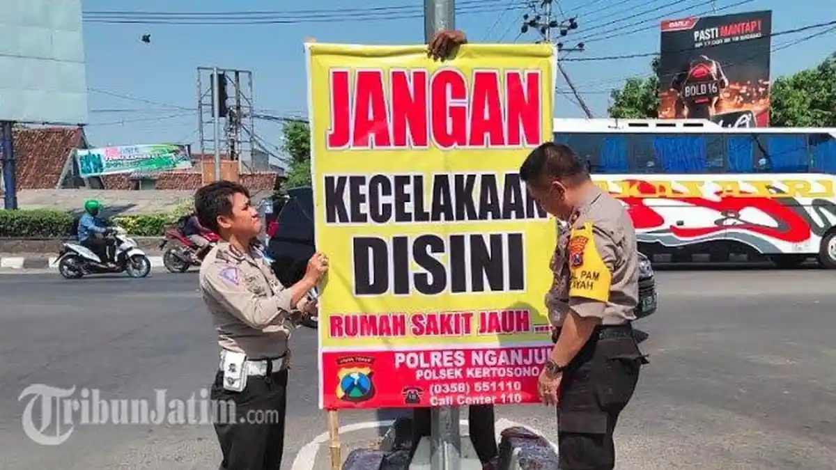 Polsek Kertosono Pasang Baliho Unik untuk Peringatan Pemudik, Ada Tulisan 'Jangan Kecelakaan Disini'