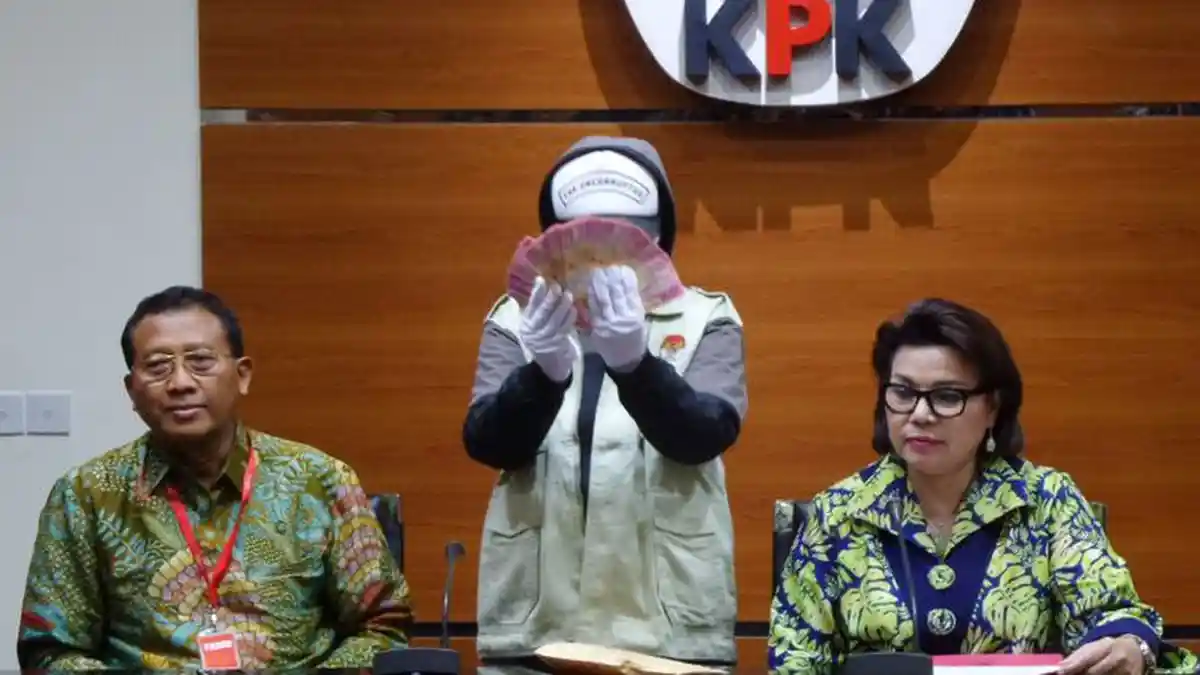 Usai Tangkap Ketua Kadin, Penyidik KPK Dobrak Ruang Kerja Bupati HST