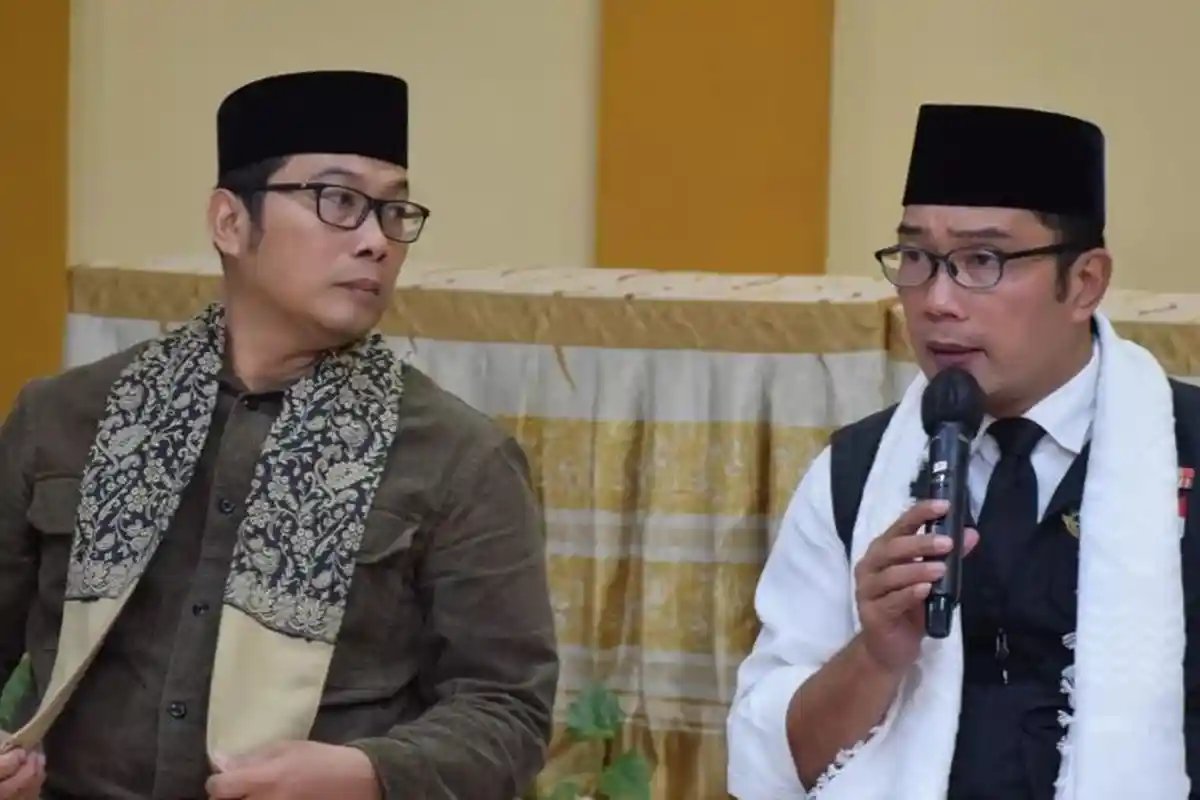 Berita Ridwan Kamil - Posting Video Pria Mirip Dirinya: Saya yang Gubernur, Dia yang Dipeluk-peluk