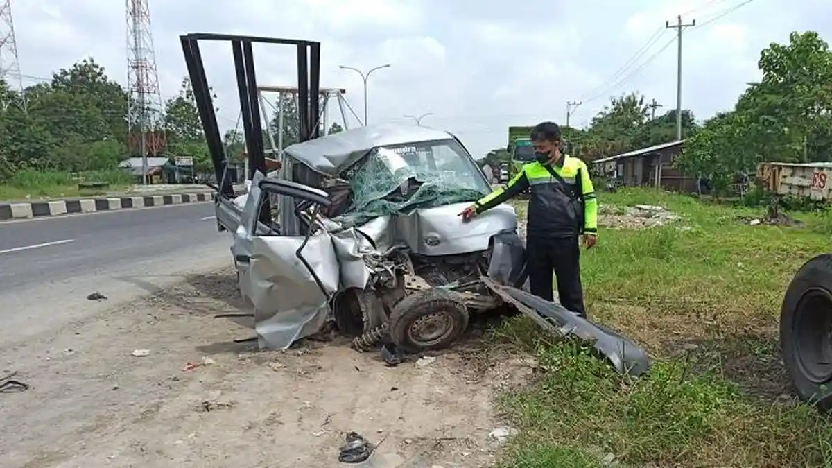 Sopir Mengantuk, Pikap Pengangkut Kaca Tabrak Bak Truk di Pinggir Jalan di Gondangrejo Karanganyar