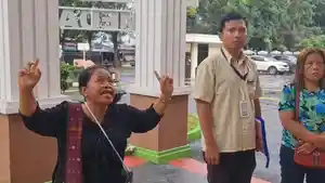 KELUARGA-KORBAN-DI-PM-MEDAN-Lenny-Damanik-ibu-MHS-15.jpg