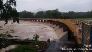 BANJIR-MAROS-Bendung-Leko-Pancing-di-Desa-Pucak-Kecamatan.jpg