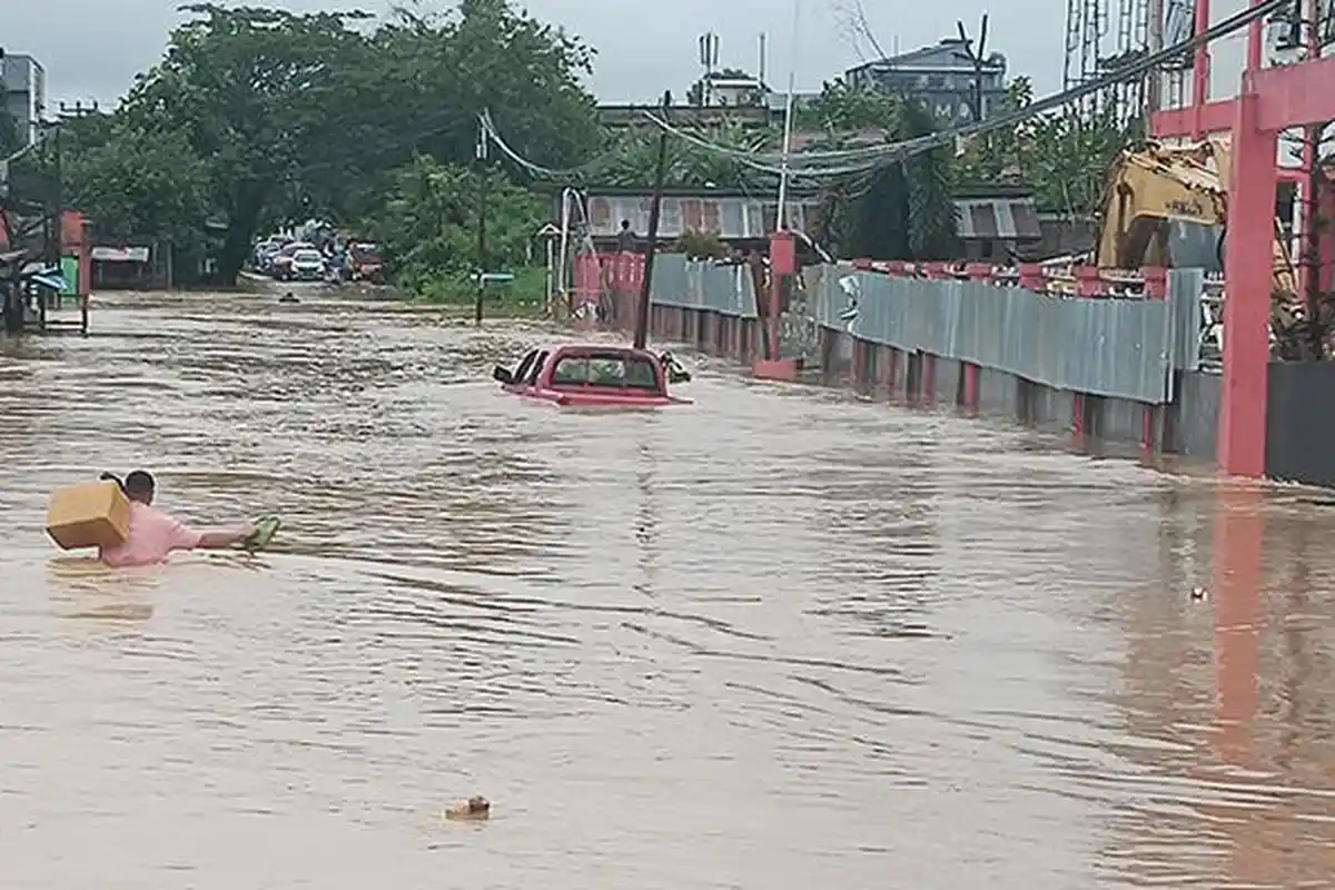 Nasib Pengguna Angkutan Umum Sorong Terjebak Banjir, Dua Jam dalam Angkot hingga Menumpang Truk