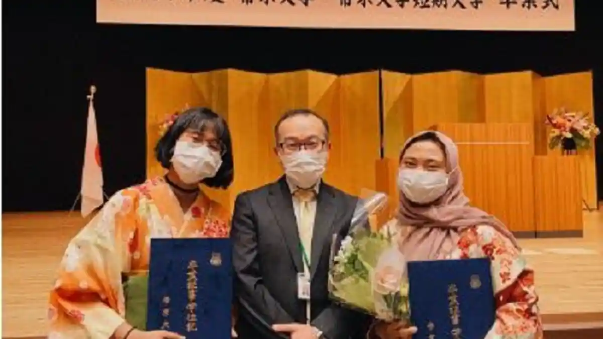 2 Mahasiswi FEB Unsoed Purwokerto Raih Gelar Sarjana dari Teikyo University Jepang