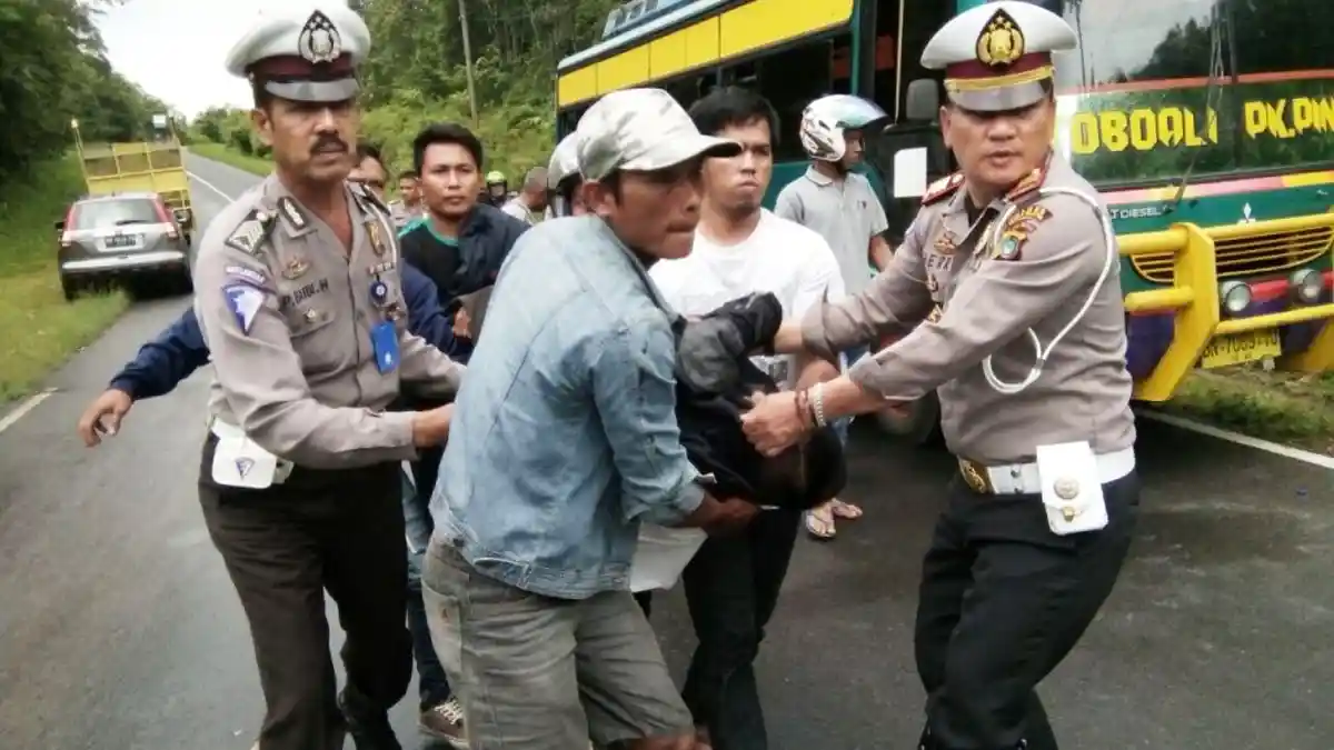 Kurniawan Tergelincir di Tikungan Jalan Desa Nangka