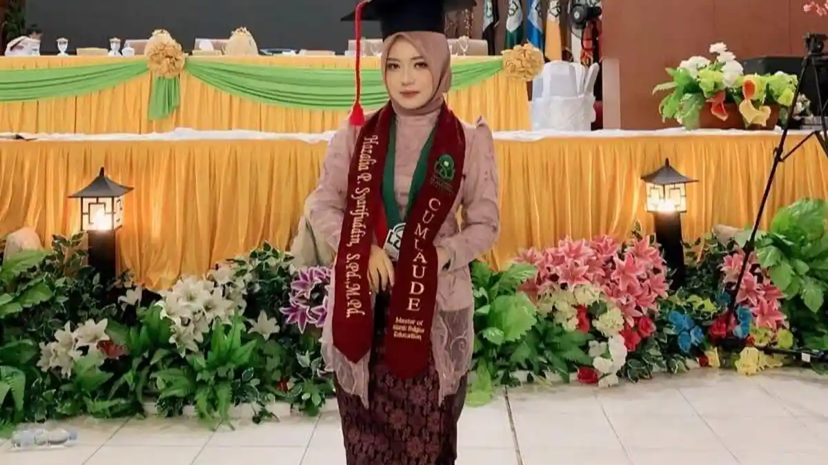 Cewek Kotamobagu Hazalia Putri Syarifuddin, Dosen Sekaligus Guru