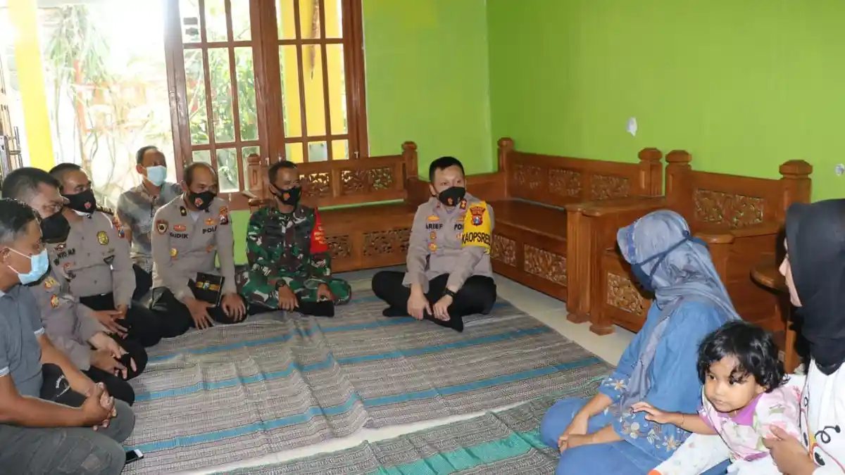 Kunjungi Keluarga Awak KRI Nanggala-402, Kapolres Gresik : SIM, STNK dan Surat Kepolisian Kami Bantu