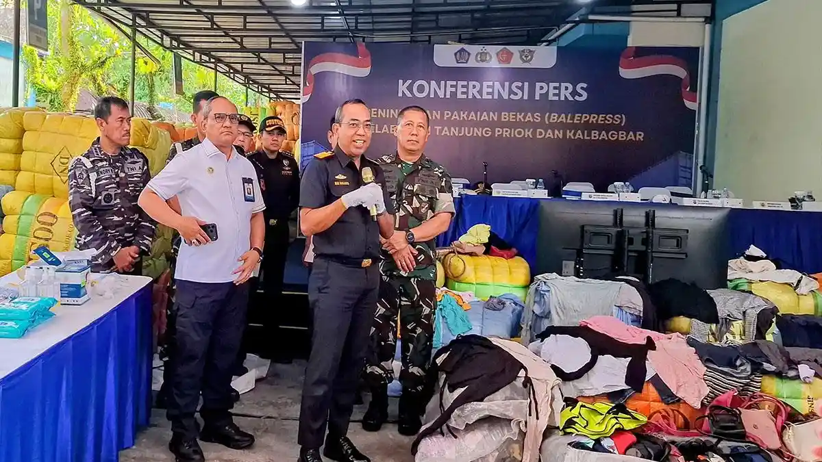 Polda Kalbar dan TNI Dukung Bea Cukai Usut Jaringan 2.060 Bale Pakaian Bekas Ilegal di Kalbar - Tribunpontianak.co.id