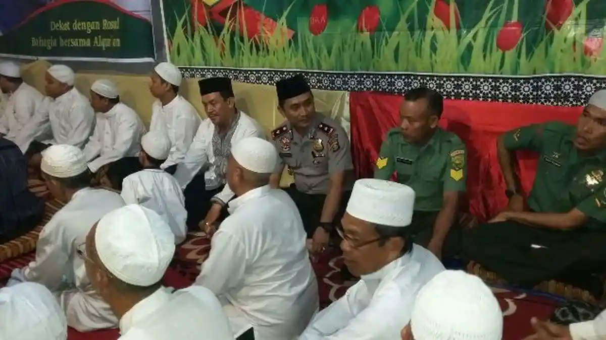 Kapolsek IT 1 dan Anggota TNI Hadiri Pengajian Rutin Warga 13 Ilir Palembang