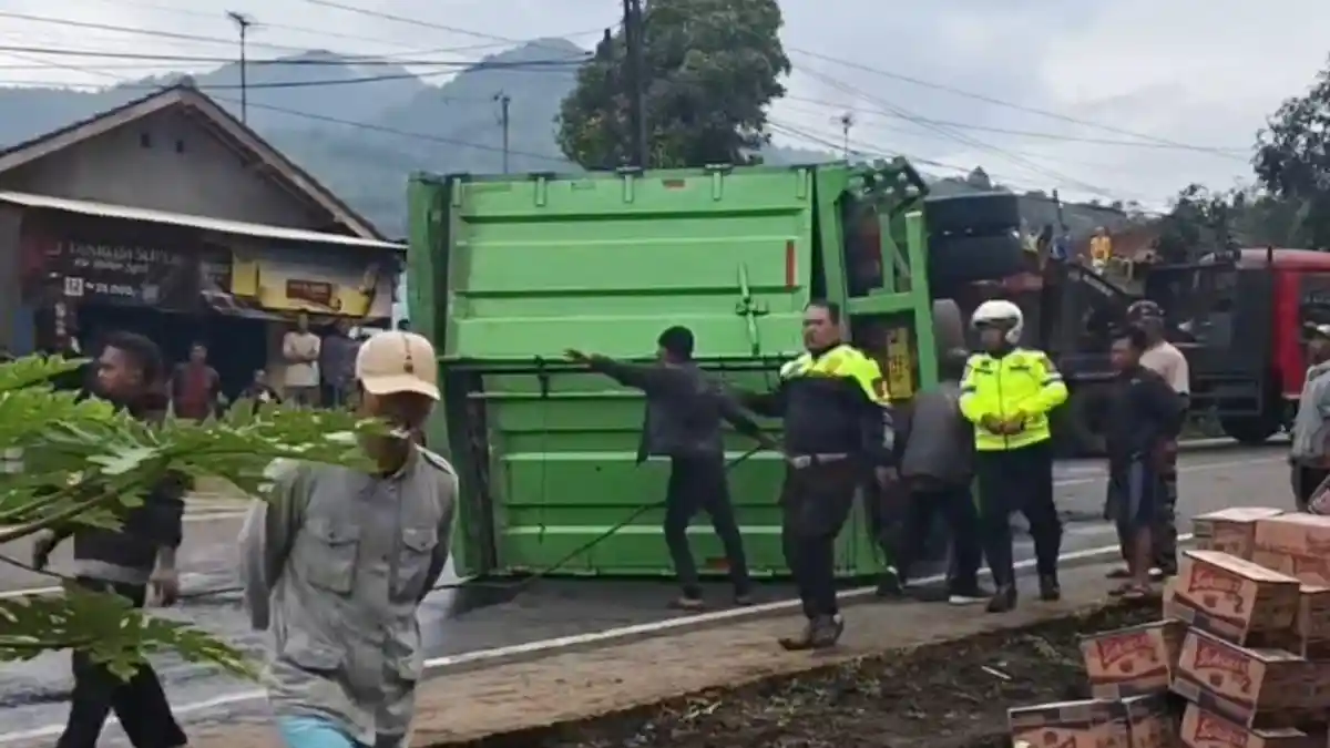 Truk Wing Box Muatan Mi Instan Terguling di Tanjakan Andir Malangbong