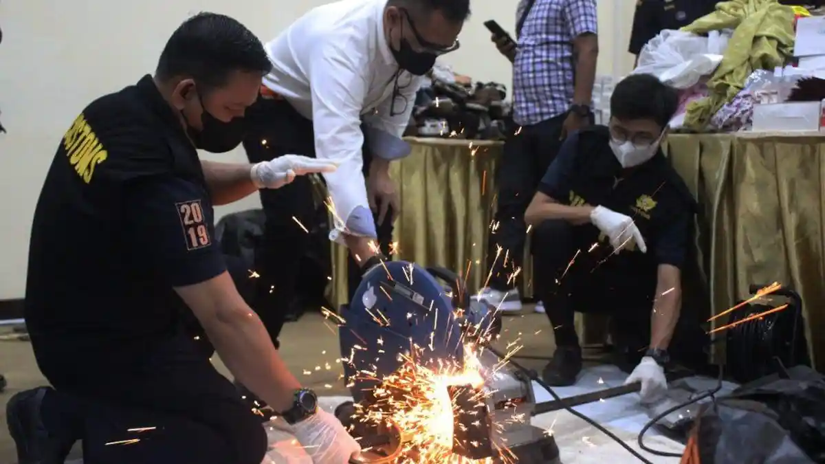 Lindungi Masyarakat, Bea Cukai Musnahkan Miliaran Rupiah Barang Ilegal