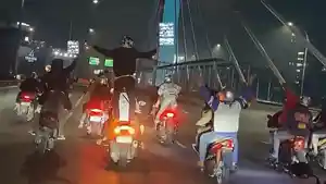 Gerombolan-motor-yang-membawa-senjata-tajam-saat-melintas-Flyover-Pasupati.jpg