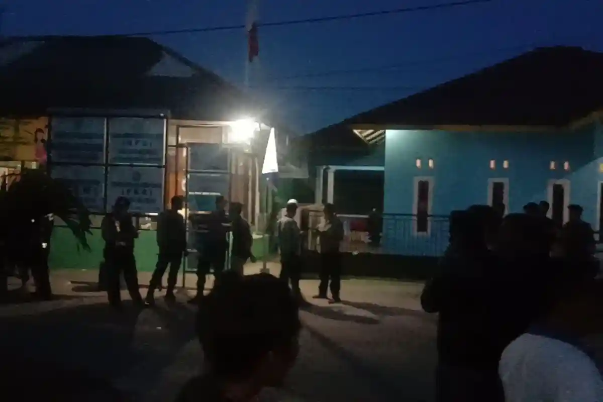 Tak Terima Ditegur Kebut-kebutan, Ayah dan Anak Ditikam, Ratusan Warga Marah