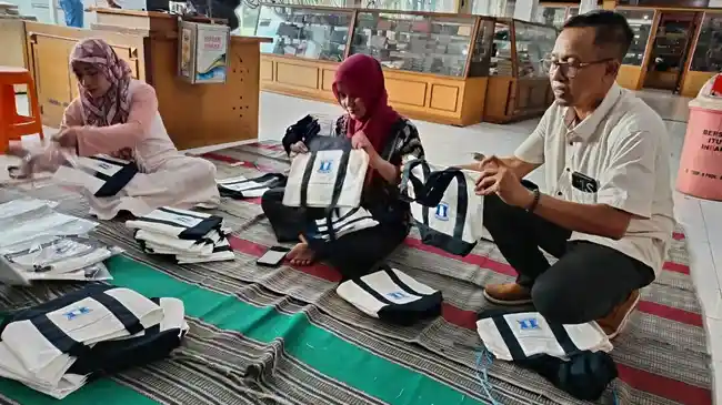 Tas Belanjaan Buatan Perajin UMKM Tanggulangin Sidoarjo Tembus Ritel Modern