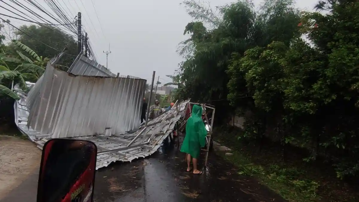 Angin Puting Beliung dan Hujan Es Landa Depok, Puluhan Rumah Rusak