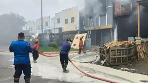 Gedung-gudang-pestisida-terbakar-92.jpg