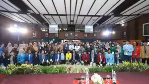 Foto-bersama-dala-acara-Indonesia-Future-Leaders.jpg