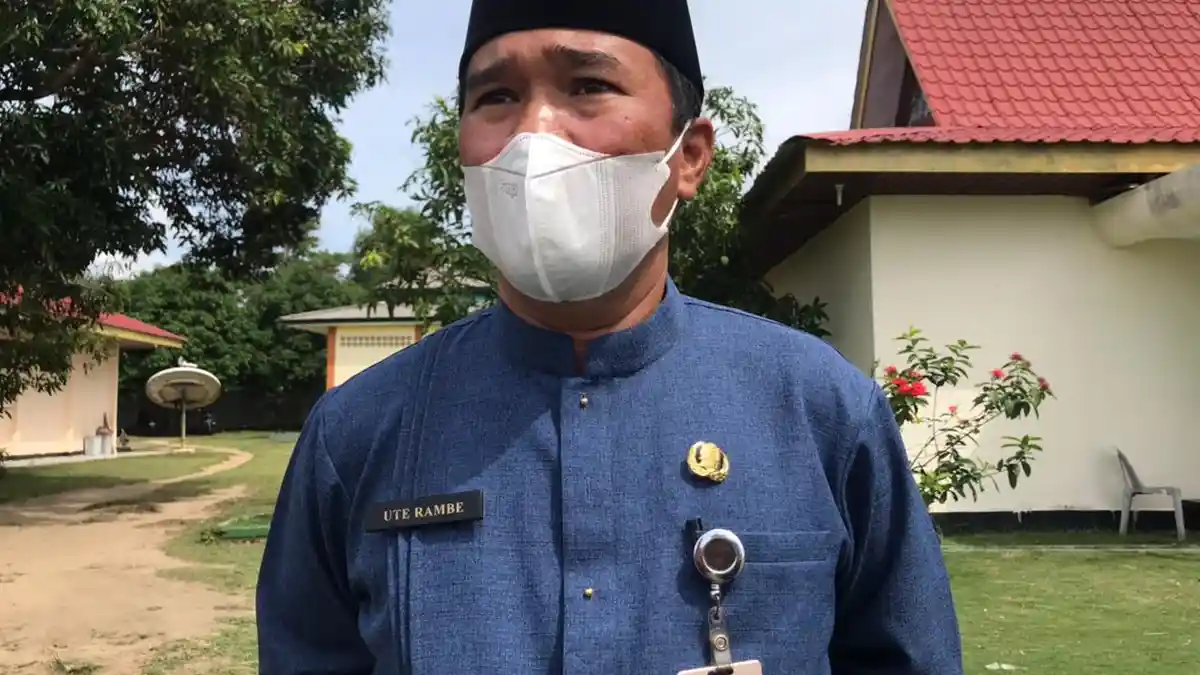 Cerita Camat Galang Kota Batam 'Berlomba' Makan dengan Lalat